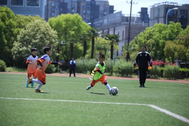 申京26+11库里19分 火箭险胜勇士晋级杯赛四强